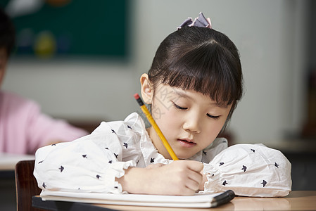 认真学习的班级小学生图片