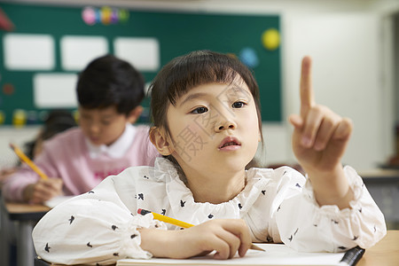 认真学习的班级小学生图片