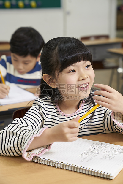 认真学习的班级小学生图片