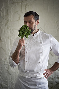 男厨师肖像拿着蔬菜图片