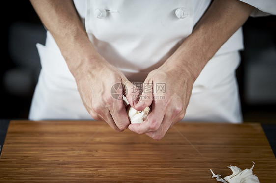 职业厨师手掰蒜头图片