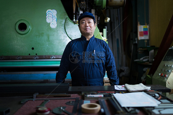器具连身工作服五十多岁镇工厂工人图片