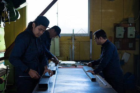 男人在工厂培训工人图片
