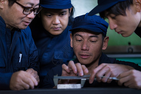 蓝领工人指导工人培训图片