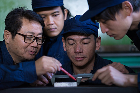 蓝领工人指导工人培训图片