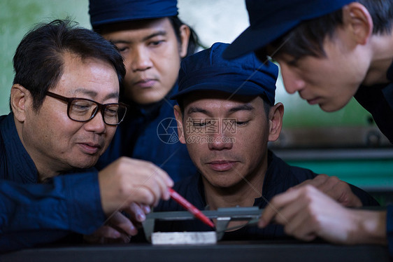 蓝领工人指导工人培训图片