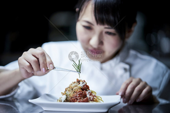 厨师在厨房里做饭图片