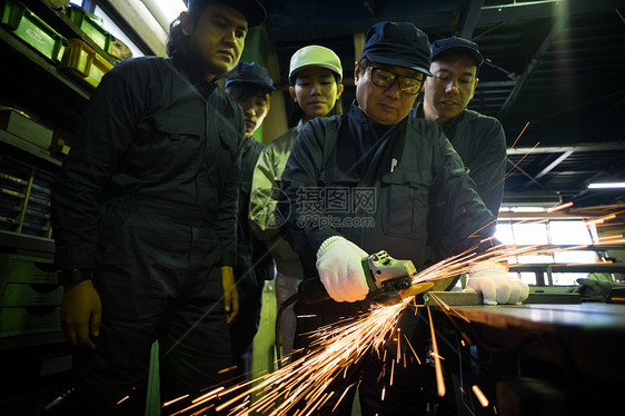 老师傅在工厂实习生培训图片