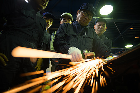 老师傅在工厂带实习生培训工人图片