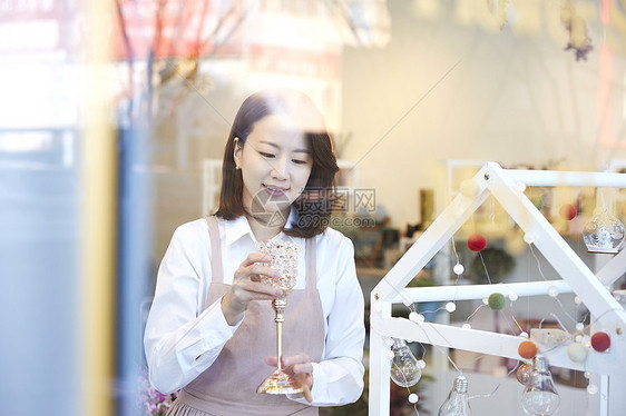 亚洲人坚定的凝视盯着看花店年轻女子韩国人图片