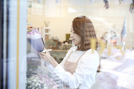 花店橱窗商店一束花围裙花店年轻女子韩国人背景