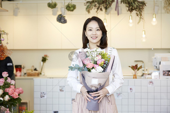一束花埃特卡埃特拉微笑花店年轻女子韩国人图片