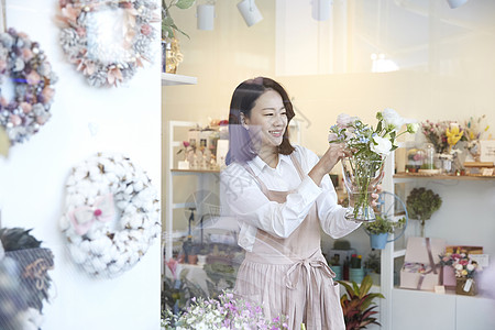 花店橱窗支架微笑笑花店年轻女子韩国人背景