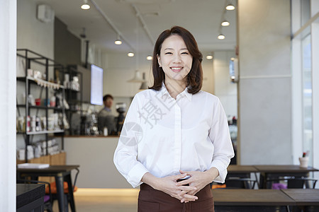 年轻女子上身支架咖啡馆咖啡师韩语图片