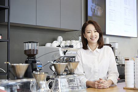 咖啡馆的年轻咖啡师形象背景图片