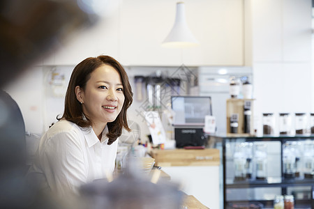 咖啡馆微笑的年轻女店员图片