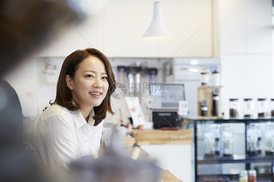 咖啡馆微笑的年轻女店员图片