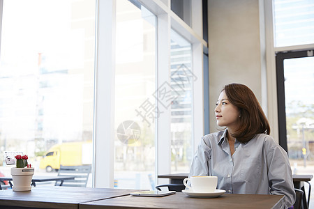 咖啡馆休息喝咖啡的青年女子图片