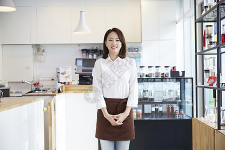 咖啡馆工作微笑的成年女子图片
