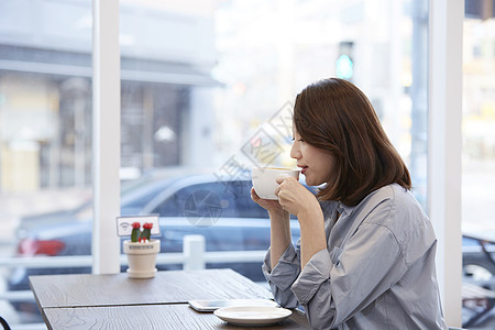 咖啡馆喝咖啡的年轻女子韩语图片
