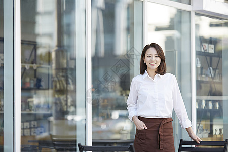 户外穿着围裙的青年女子图片