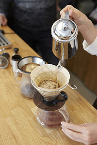 水壶冲泡咖啡的特写图片