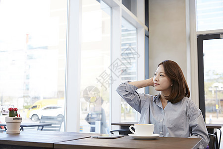 咖啡馆休息的年轻女子图片