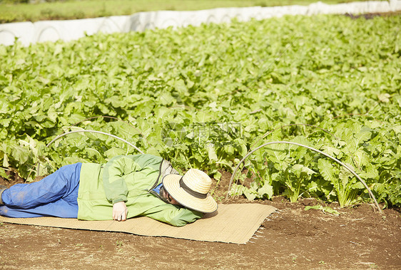 地上铺着草席睡觉的男子图片