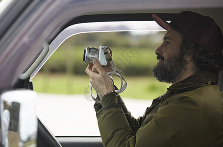 农业驾车人类相机拍摄外国人驾驶一辆卡车图片