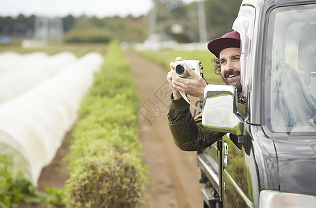 运输劳动者男人们相机拍摄外国人驾驶一辆卡车图片