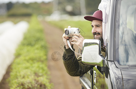 男子拉使用工具相机拍摄外国人驾驶一辆卡车图片