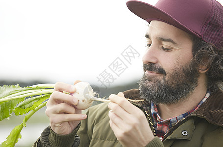 农业蔬菜收获的外国人男子图片