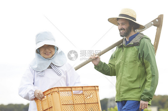 外国男人扛着农具图片