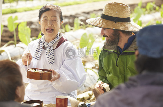 外国人体验农业种植生活图片