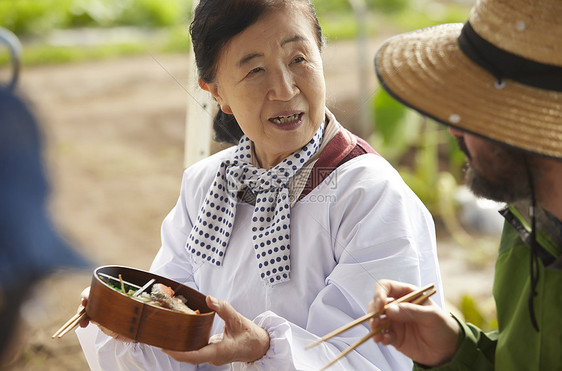 外国人体验农业种植生活图片