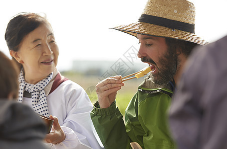 享受农舍午餐的外国人图片