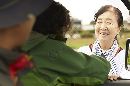 出国留学围裙青年追踪农民妇女和外国男人图片