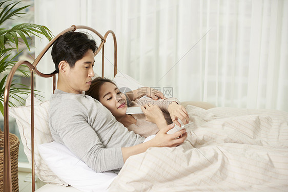 卧室床上躺着的夫妻图片