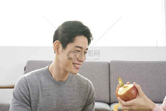 幸福年轻情侣削苹果图片