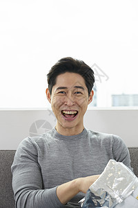 食物亚洲人沙发生活成熟男韩国人图片