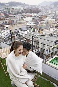 高清图片屋顶成年女子熊抱情侣韩国人高清图片高达熊霸