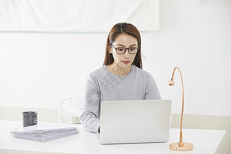 年轻女人在用电脑办公图片