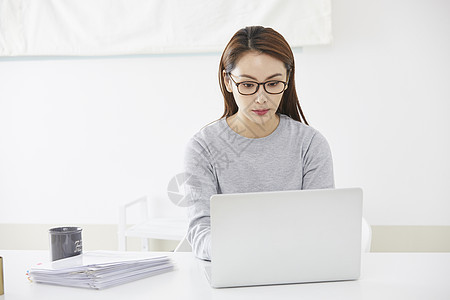 年轻女人在用电脑办公图片