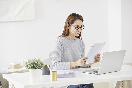 年轻女人在用电脑办公图片