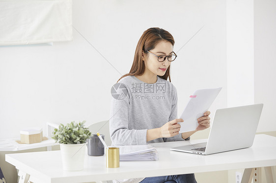 年轻女人在用电脑办公图片