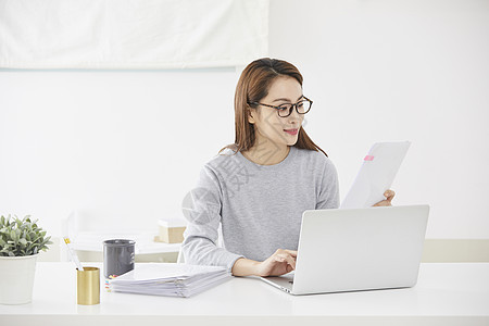 年轻女人在用电脑办公图片