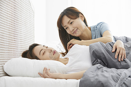 妈妈和女儿一起生活睡觉图片