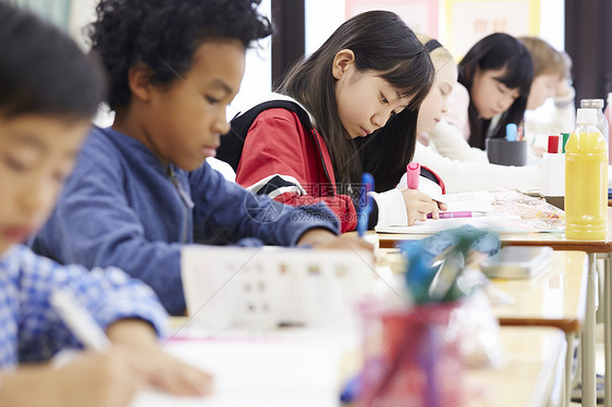 户内教室小学生国际学校课堂现场图片