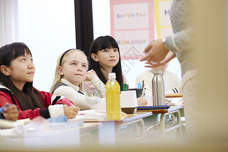 年轻的女孩教师上课国际学校课堂现场图片