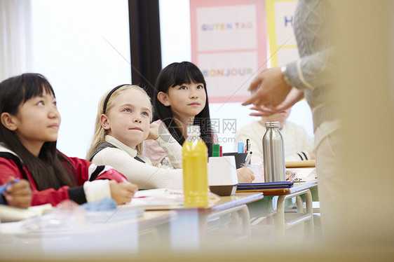 年轻的女孩教师上课国际学校课堂现场图片